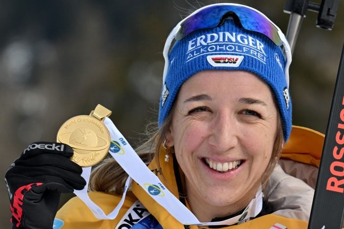 Endlich WM-Gold: Franziska Preuß mit ihrer Medaille.