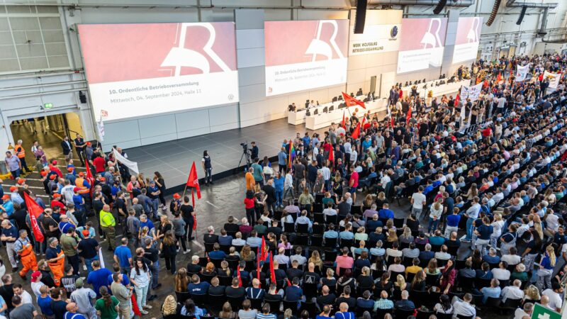 Bei der VW-Betriebsversammlung im September hatten Mitarbeiter noch gegen die Sparpläne des Konzerns protestiert. (Archivfoto)