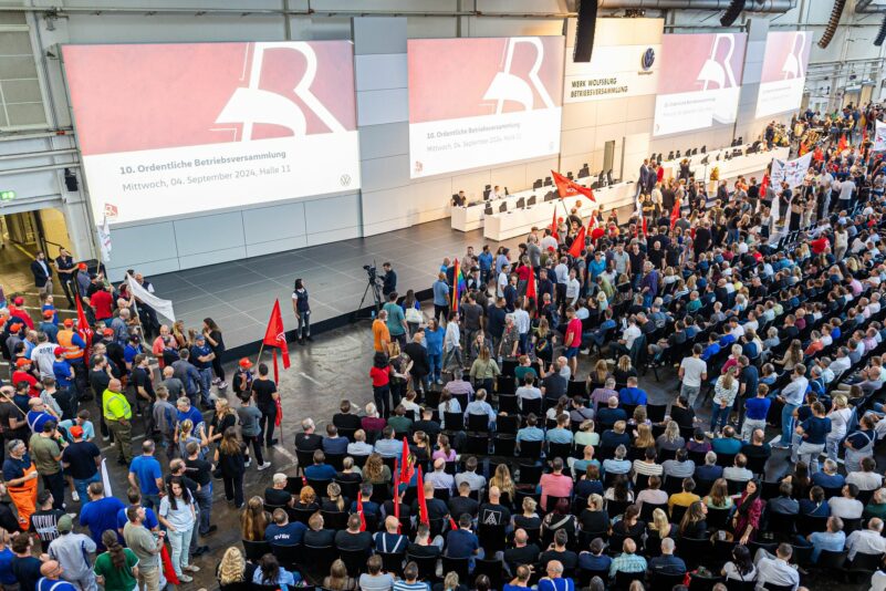 Bei der VW-Betriebsversammlung im September hatten Mitarbeiter noch gegen die Sparpläne des Konzerns protestiert. (Archivfoto)