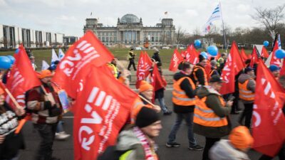 Deutsche Bahn und EVG verhandeln weiter – Kommt am Wochenende die Einigung?