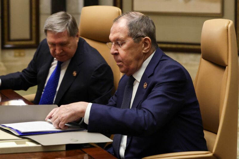 Der russische Außenminister Sergej Lawrow (r) sitzt neben dem außenpolitischen Berater des russischen Präsidenten Putin, Juri Uschakow.