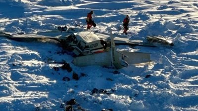 Dieses von der US-Küstenwache zur Verfügung gestellte Foto zeigt ein kleines Flugzeug, das im Westen Alaskas auf einem Flug in Richtung der Drehkreuzgemeinde Nome abgestürzt ist.