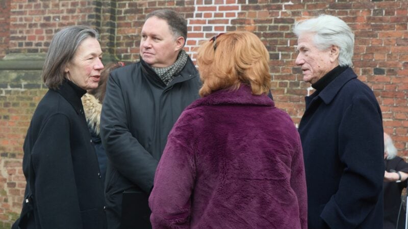 Zahlreiche Prominente waren auf Einladung von Hogers Tochter Nina Hoger in die Christianskirche im Stadtteil Ottensen gekommen.