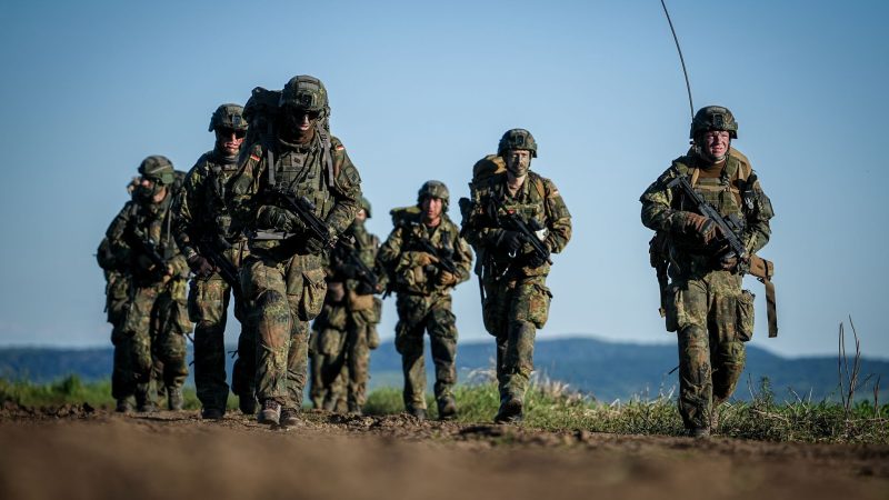 Deutschland soll seine militärischen Fähigkeiten in den kommenden Jahren nach dem jüngsten Stand der Aufrüstungspläne der Nato deutlich ausbauen. (Archivbild)