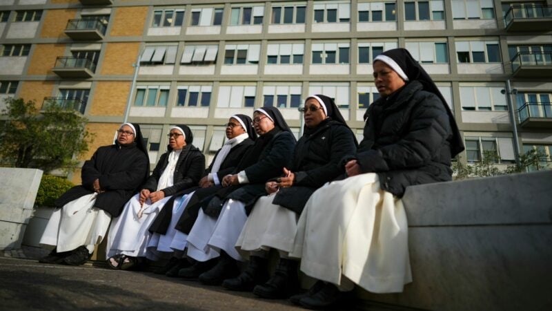 Im Gemelli-Krankenhaus von Rom, wo Nonnen beten, wird Papst Franziskus seit zwei Wochen stationär behandelt.