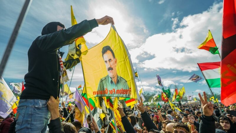 Flagge mit dem Konterfei von PKK-Anführer Abdullah Öcalan (Archivbild)