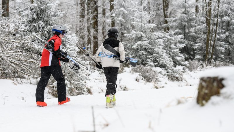 Manche nutzen das Wetter für Wintersport.