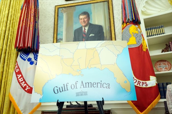 Eine Karte mit der Aufschrift «Gulf of America» ist im Oval Office im Weißen Haus aufgestellt.