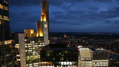 Die Commerzbank will effizienter werden und streicht im großen Stil Stellen (Archivbild)