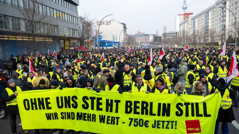 Mit Kundgebungen und Warnstreiks erhöht die Gewerkschaft den Druck auf die Arbeitgeber. (Archivbild)