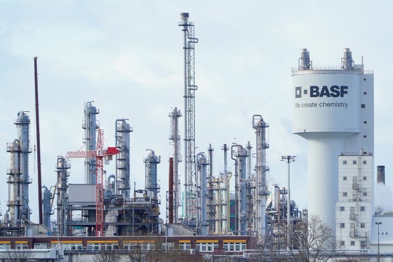 Der Chemiekonzern BASF kommt mit seinem Konzernumabau voran (Archivbild)