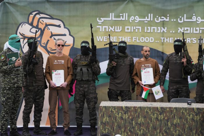 Die Hamas hat im Rahmen eines Abkommens mit Israel drei weitere Geiseln freigelassen.