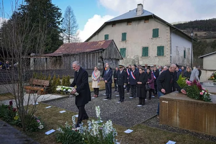 Lufthansa-Chef Carsten Spohr legt bei einer Gedenkfeier Blumen auf dem Friedhof von Le Vernet nieder.