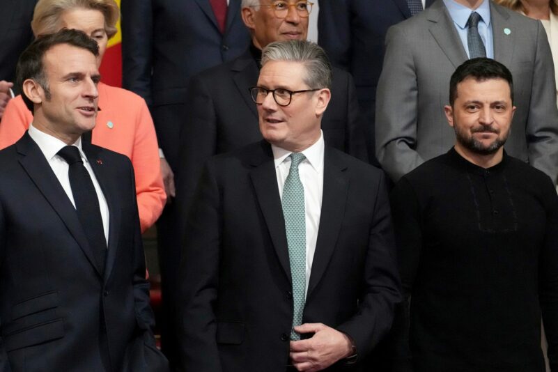 Keir Starmer (M) war Gastgeber für das Spitzentreffen in London.