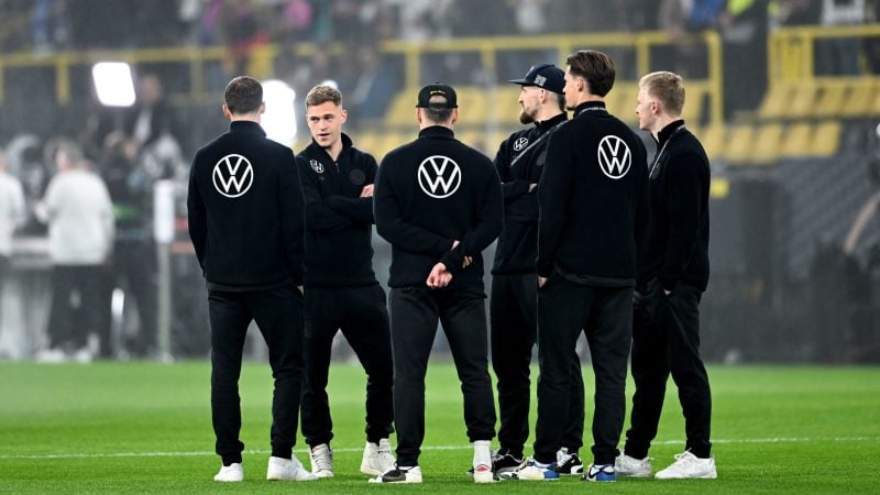 Die deutschen Spieler nach der Ankunft im Stadion.