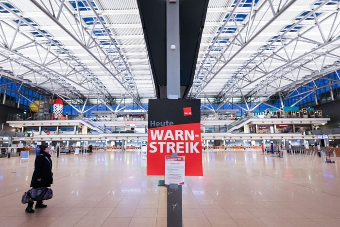 Verdi-Warnstreik am Flughafen Hamburg: Blick in den fast menschenleeren Terminal 1