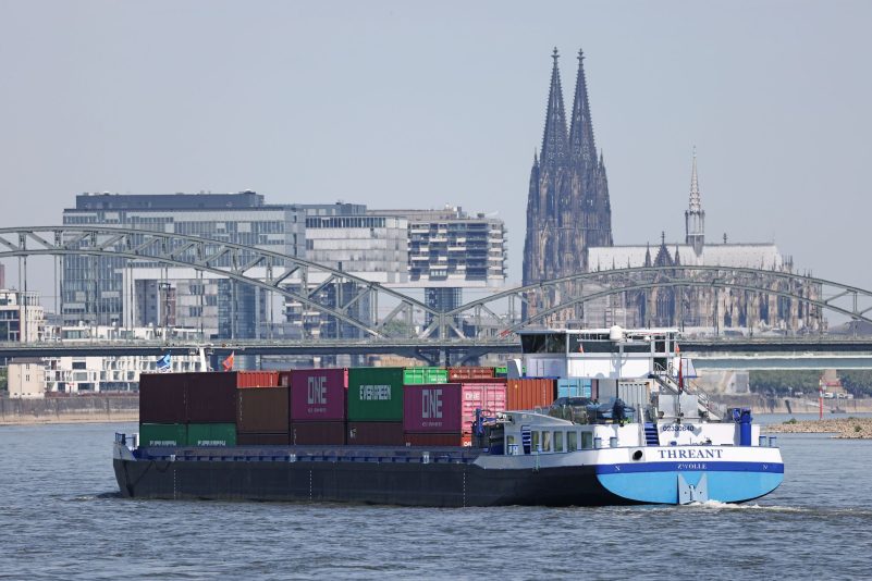 Die deutsche Binnenschifffahrt transportiert etwas mehr Güter, bleibt aber auf niedrigem Niveau (Archivbild)