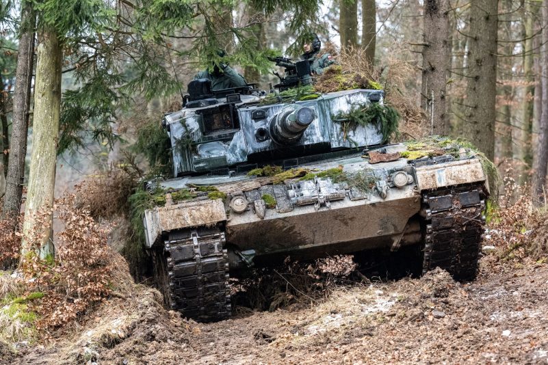 Ein in Deutschland produzierter Leopard-2-Panzer der polnischen Armee nimmt an einer internationalen Militärübung teil. (Archivbild)