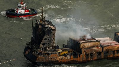 Rauch auf dem Frachtschiff «Solong».