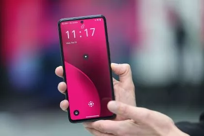Sprachassistenz: Telekom bringt Smartphone ohne sichtbare Apps auf den Markt