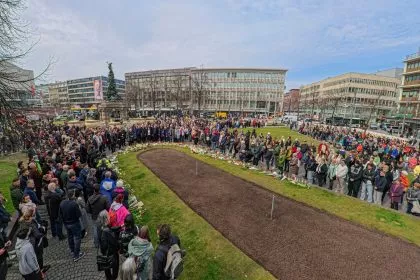 1.500 Menschen bei Gedenken nach Todesfahrt in Mannheim