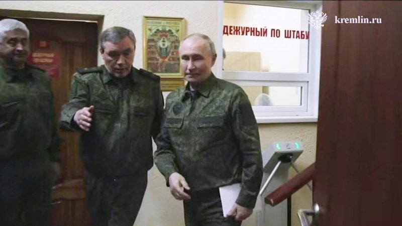 Auf diesem Bild aus einem vom Pressedienst des russischen Präsidenten veröffentlichten Video besucht der russische Präsident Wladimir Putin (r) in Begleitung des russischen Generalstabschefs Waleri Gerassimow das russische Militärhauptquartier in der Region Kursk.