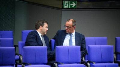 Nach der Finanzeinigung mit den Grünen beginnt für die Koalitionsverhandler das Ringen um die Details: SPD-Fraktionschef Klingbeil und Unionsfraktionschef Merz.