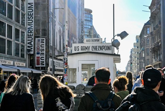 Touristen sind am Kontrollhaus am Checkpoint Charlie vor dem «Mauermuseum - Museum Haus am Checkpoint Charlie» zu sehen. (Archivbild)