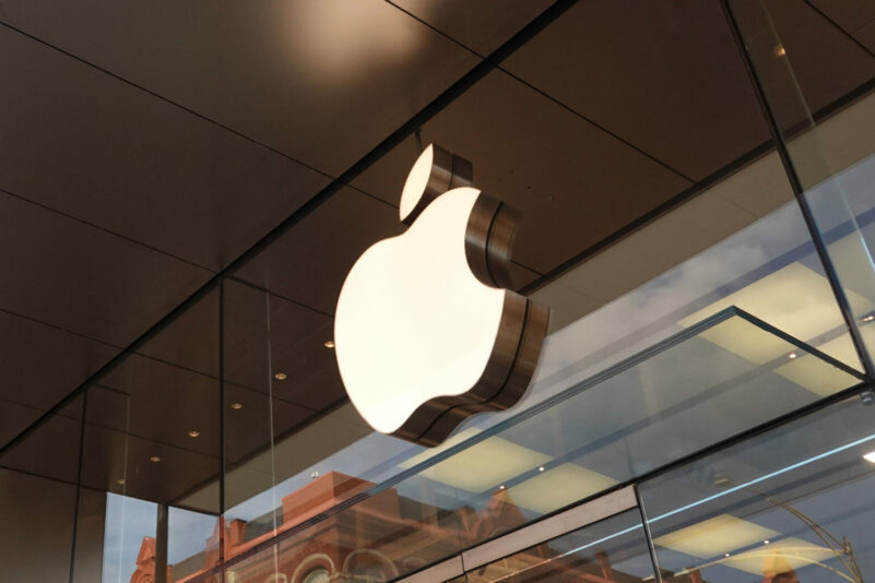 Das Apple-Firmenlogo hängt über einem Apple-Ladengeschäft am 28. November 2022 in Chicago
