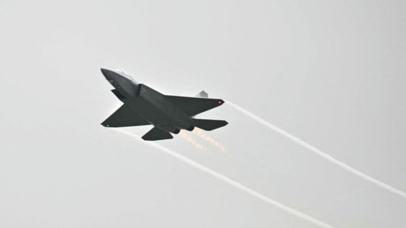 China hergestellte Kampfjet Shenyang J-35A fliegt während der 15. Internationalen Luft- und Raumfahrtausstellung in Zhuhai in der südchinesischen Provinz Guangdong am 15. November 2024. (Foto von HECTOR RETAMAL / AFP)