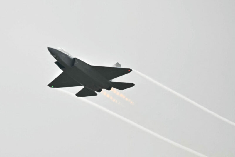 China hergestellte Kampfjet Shenyang J-35A fliegt während der 15. Internationalen Luft- und Raumfahrtausstellung in Zhuhai in der südchinesischen Provinz Guangdong am 15. November 2024. (Foto von HECTOR RETAMAL / AFP)