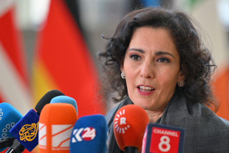 Die belgische Außenministerin Hadja Lahbib spricht mit Journalisten, als sie am 27. Januar 2025 am Sitz des Europäischen Rates in Brüssel zu einem Rat für Auswärtige Angelegenheiten eintrifft.