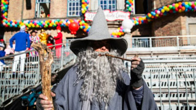 Deutschlands größter Rosenmontagszug rollt durch Köln