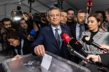 Vor Gerichtsverhandlung: Zehntausende Türken demonstrieren für oppositionelle CHP