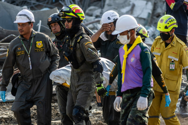 Erdbeben: Rettungskräfte bergen nach 30 Stunden Frau aus Wohnblock