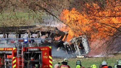 Stadtbahn kracht in einen Tanklaster – drei Tote