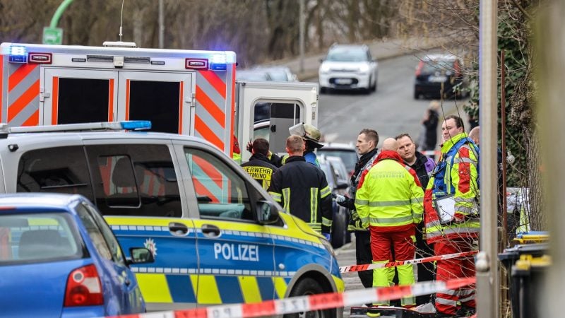 Nach einem tödlichen Schuss bei einem Polizeieinsatz sichern Einsatzkräfte die Stelle ab.