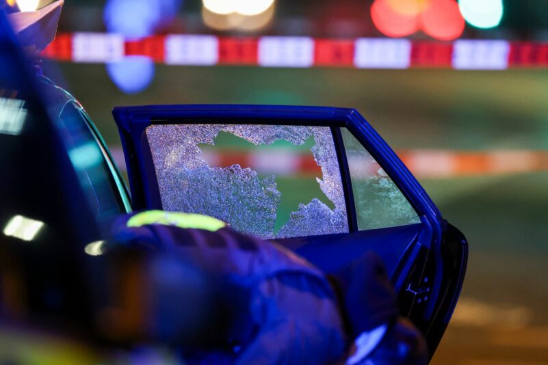 Die Seitenscheibe des Fluchtwagens ist zerborsten.