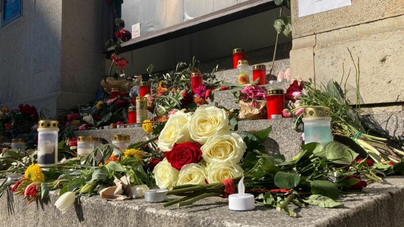 Am Theater des Westens können Fans Blumen in Erinnerung an Anna R. niederlegen.