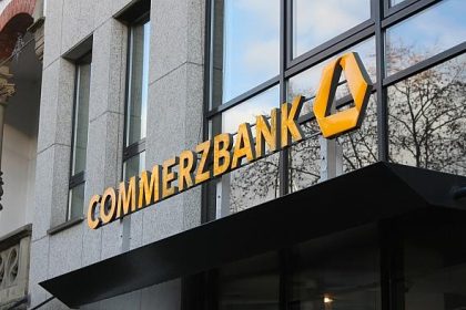 Mitarbeiter der Commerzbank protestieren gegen mögliche Unicredit-Übernahme