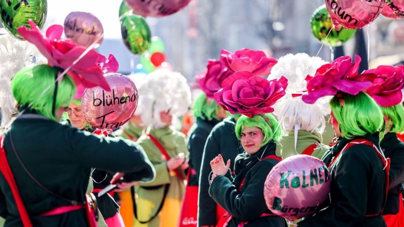 Einen Tag vor Rosenmontag ziehen traditionell die «Schull- und Veedelszöch» durch Köln.