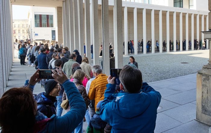 Eine Warteschlange bildete sich vor dem Eingang des Pergamonmuseums.