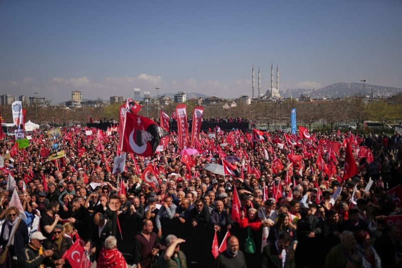 Anhänger skandieren Slogans und schwenken türkische und CHP-Parteifahnen während einer Kundgebung gegen die Verhaftung des Istanbuler Bürgermeisters Imamoglu in Istanbul.