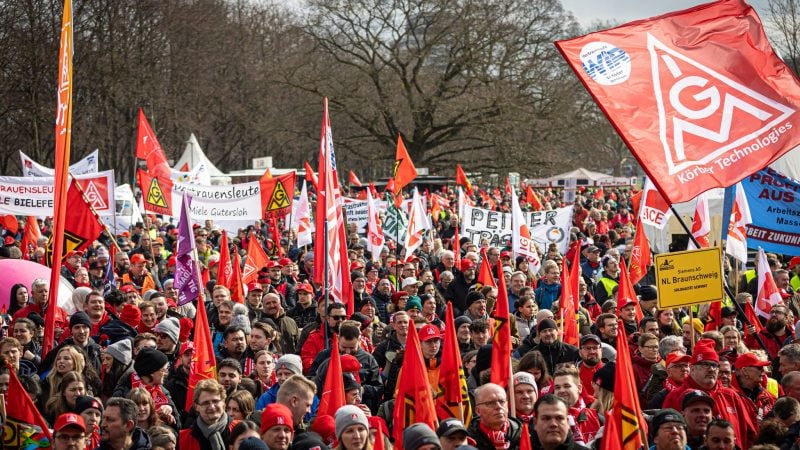 Viele haben sich zum IG-Metall-Aktionstag versammelt - wie hier in Hannover.