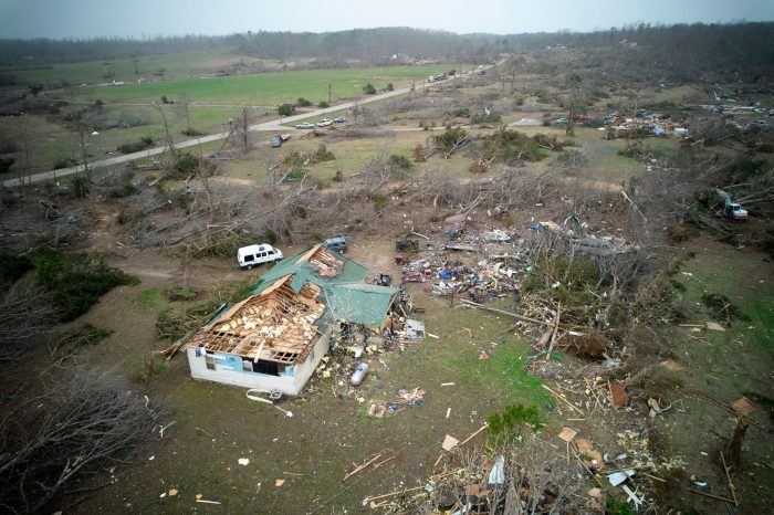 In Missouri starben mindestens zwölf Menschen infolge der Unwetter. 