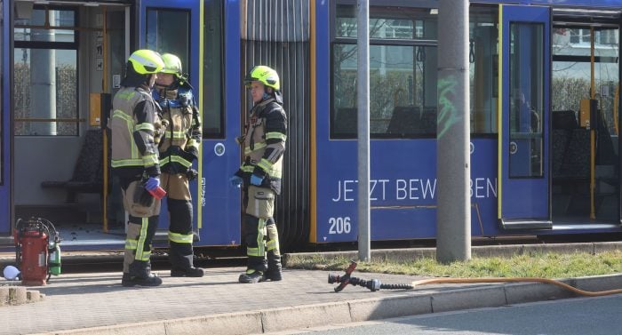 In einer Straßenbahn in Gera wurde eine Frau mit Benzin übergossen und angezündet. 