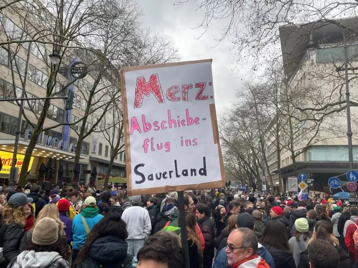 Manche Demonstranten wünschen sich Friedrich Merz ins Sauerland zurück (Archivbild).