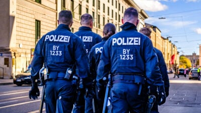 Polizist schlug gefesseltem Zeugen ins Gesicht – zu Bewährungsstrafe verurteilt