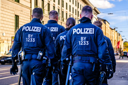 Polizist schlug gefesseltem Zeugen ins Gesicht – zu Bewährungsstrafe verurteilt