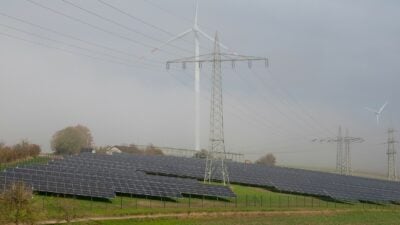 Werden auch in Zukunft bei Wolken und Windstille keinen Strom liefern: Union und SPD setzten in ihrem Sondierungspapier auf ein „Weiter so“ bei der Energiepolitik.